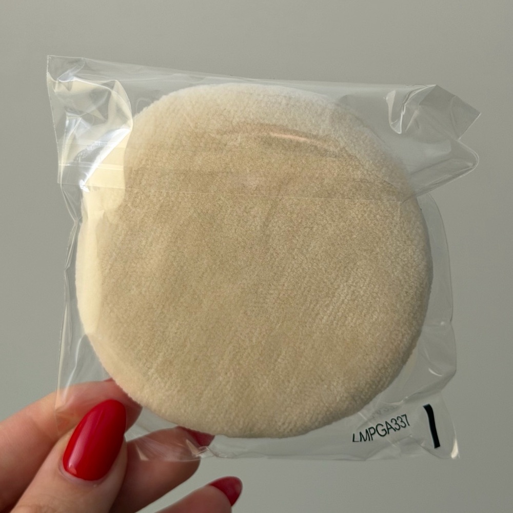 ‼️FREE‼️NEW‼️Laura Mercier Powder Puff - Picture 3 of 3